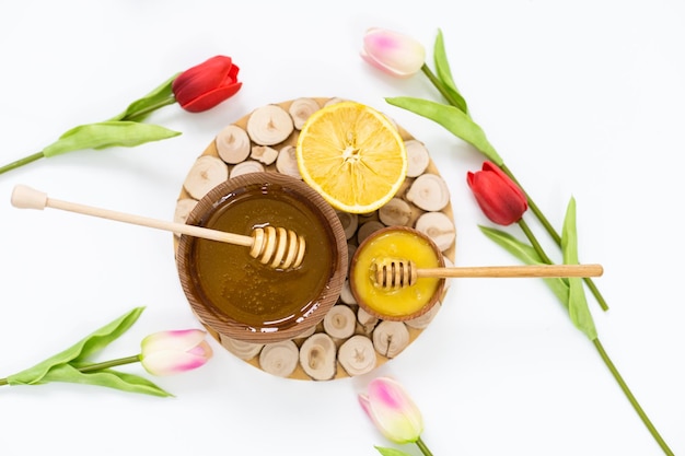 miel et citron sur blanc - médecine alternative.