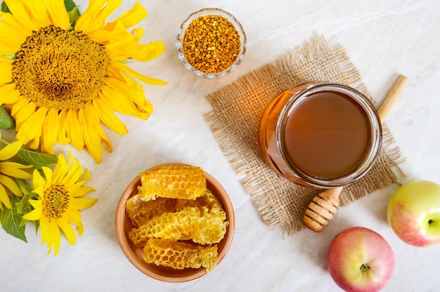 Miel dans un bocal en verre pollen de nid d'abeilles Produits de l'apiculture