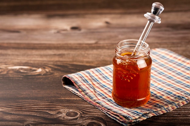 Miel dans un bocal en verre sur la table