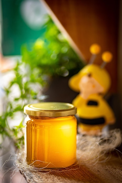 Miel dans des bocaux en verre avec fond de fleurs