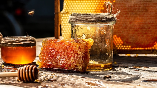 Miel délicieux et nids d'abeilles frais