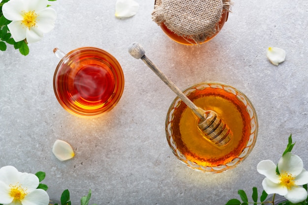 Miel doux dans le bocal en verre.