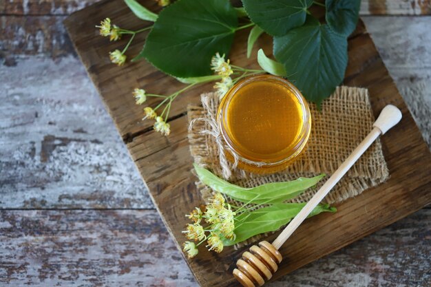 Miel d'été de tilleul dans un pot