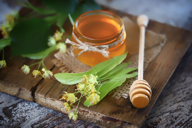 Photo miel d'été de tilleul dans un pot