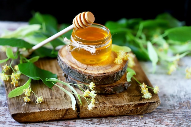 Miel d'été de tilleul dans un pot