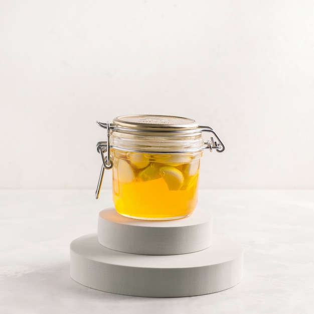 Photo miel fermenté sur fond blanc
