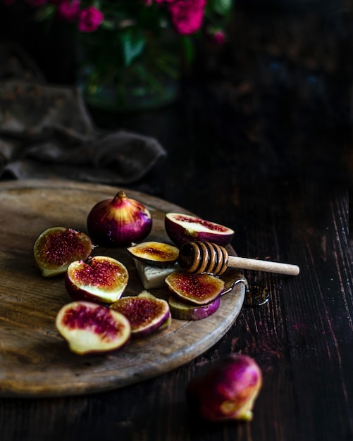 Miel et figues sur une planche de bois