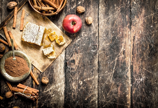 Miel frais aux pommes et cannelle.