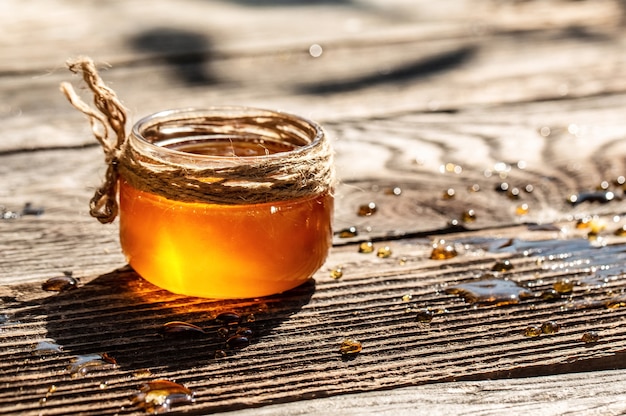 Miel frais dans le pot sur table en bois