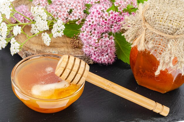 Miel frais de fleurs sauvages et d'herbes