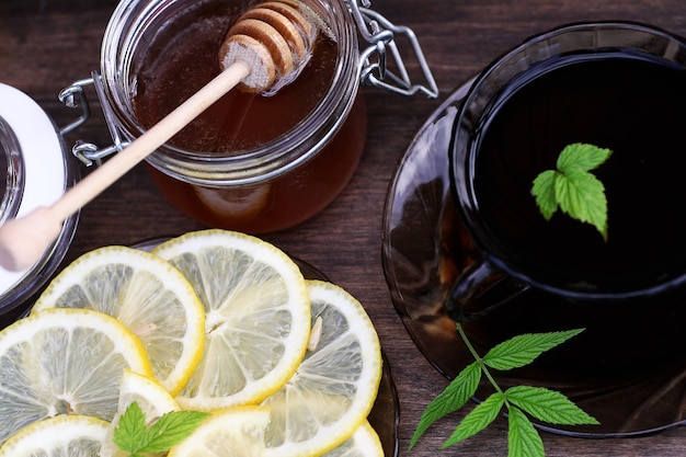 Un miel frais parfumé avec une tasse de thé noir