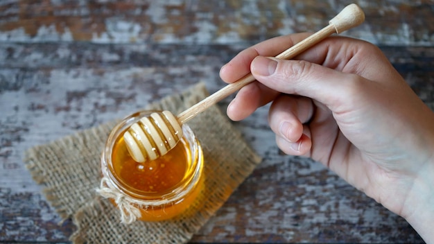 Miel frais en pot Bâton pour miel Récolte de miel Miel de fleurs