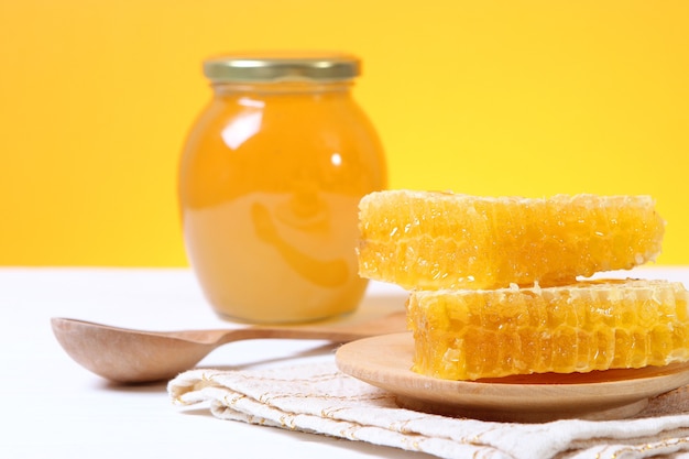 Miel frais sur la table en gros plan sur un fond coloré