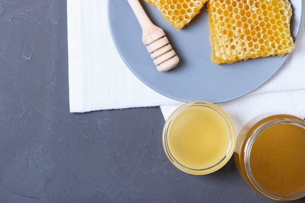 Miel frais sur la table en gros plan sur un fond coloré