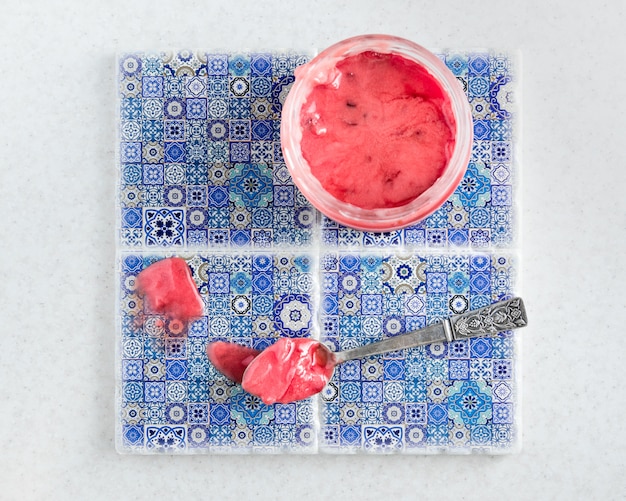 Miel de framboise sur carreau bleu avec petit