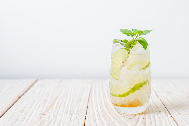 miel glacé et soda au citron vert à la menthe - boisson rafraîchissante