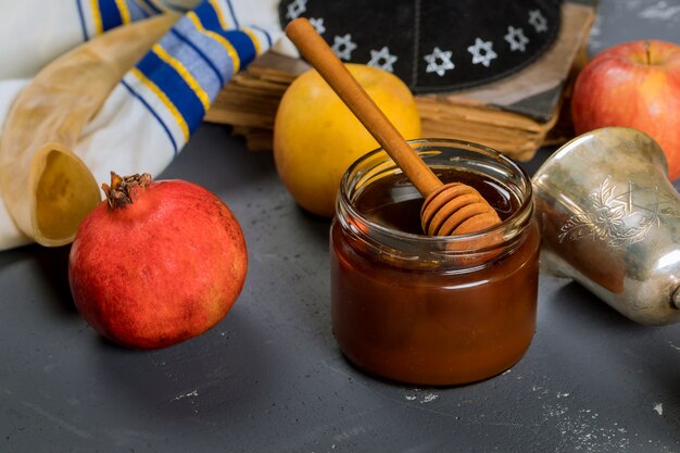 Miel sur la grenade et les pommes.