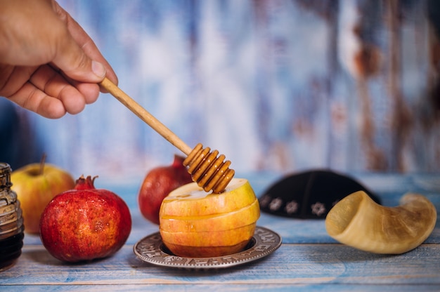 Miel sur la grenade et les pommes