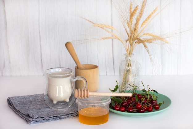 Miel de lait et récolte d'automne de citrouille. Spas au tournesol et au miel d'automne.