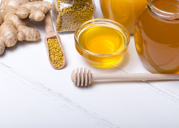 Miel avec une louche en bois sur table en bois