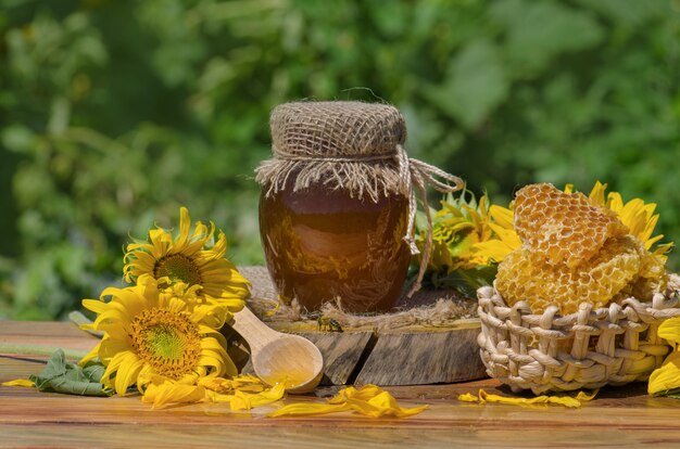 Miel avec une louche de miel sur une table en bois. Miel floral bio