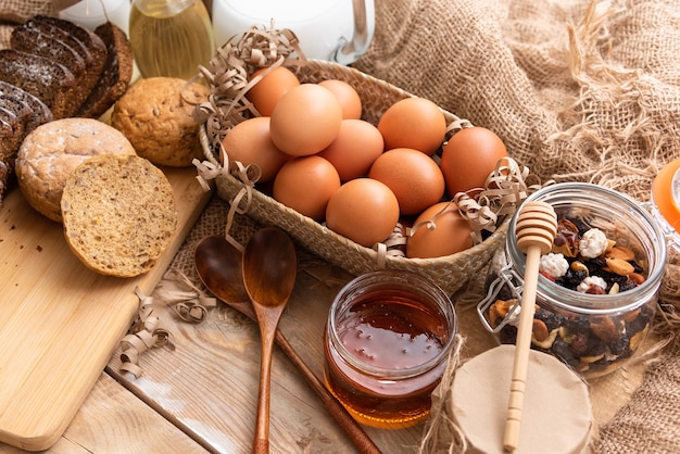 Miel naturel accompagné de gâteaux faits maison et de divers produits laitiers.