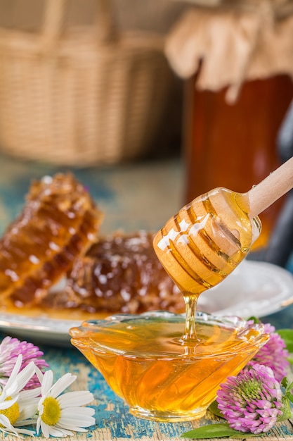 Miel naturel avec une cuillère en bois