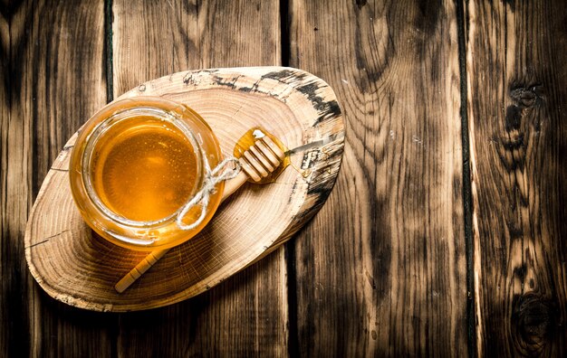 Miel naturel dans un bocal en verre