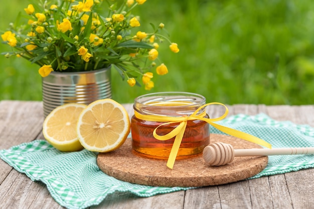 Miel naturel frais avec des tranches de citron.