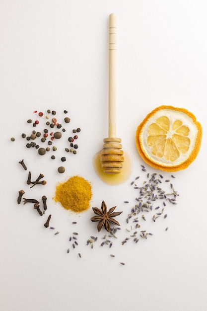 Photo miel, orange, lavande et épices sur une surface en bois