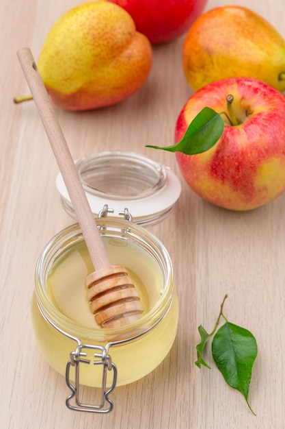 Miel et pommes sur table en bois