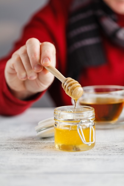 Miel en pot de verre et cire en nid d'abeilles