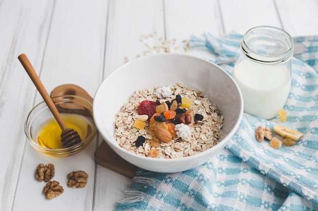 Miel et produits laitiers près de muesli