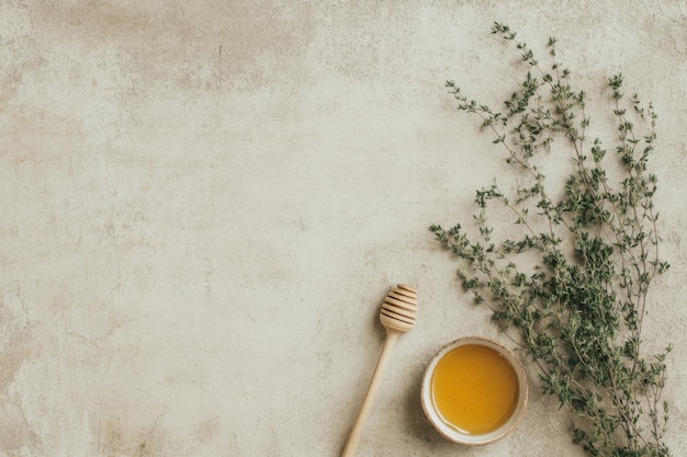 Miel rustique et herbes sur une planche à couper en bois fond culinaire naturel et biologique
