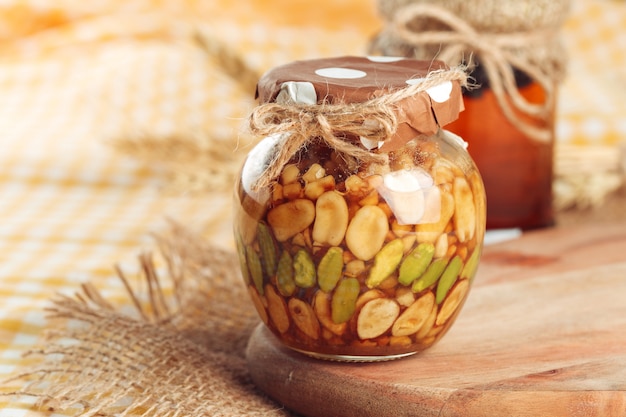 Miel sucré dans un bocal en verre