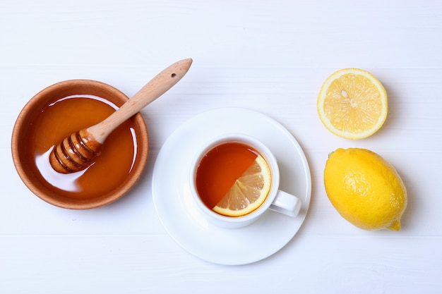 Miel de thé et citron sur la vue de dessus de table