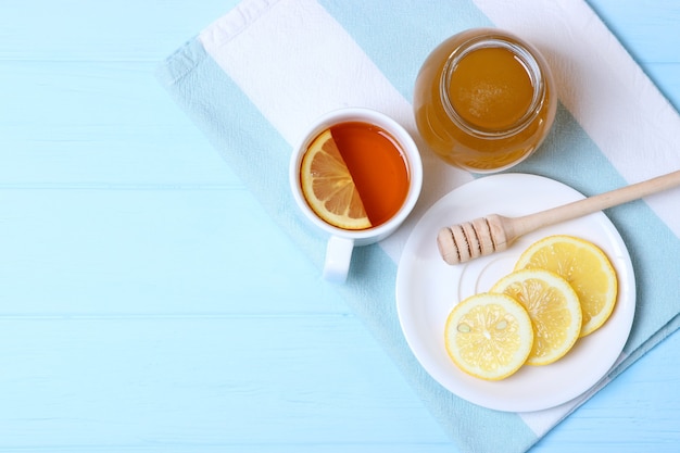 Miel de thé et citron sur la vue de dessus de table