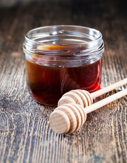 miel visqueux naturel de fleurs de sarrasin, produit par les abeilles mellifères, le miel de sarrasin a une couleur rouge et est récolté par les abeilles au printemps, est utilisé comme édulcorant naturel traditionnel dans un