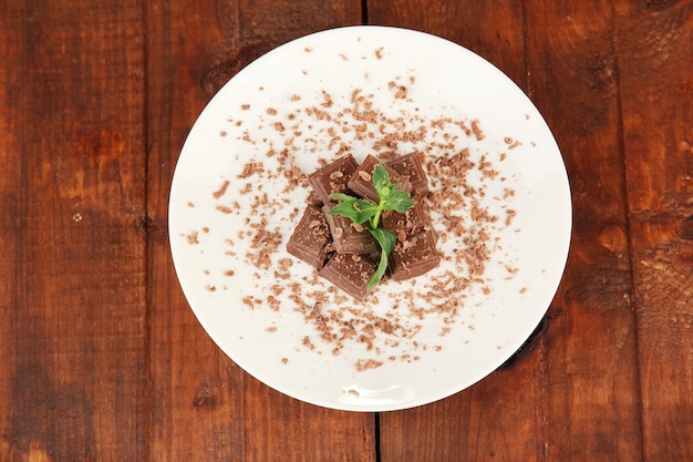 Miette de chocolat à la menthe sur la plaque sur un gros plan en bois