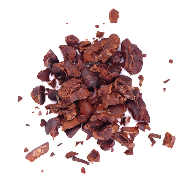 Photo miettes de cacao fèves de cacao pelées isolées sur fond blanc fèves de cacao torréfiées et aromatiques chocolat naturel vue de dessus