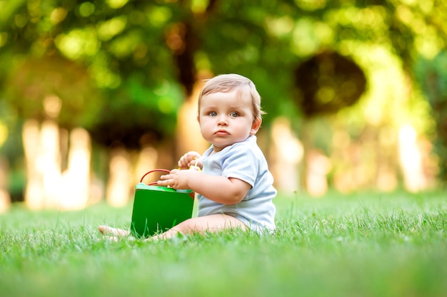 Mignon, bambin, garçon, bleu, Body, séance, herbe