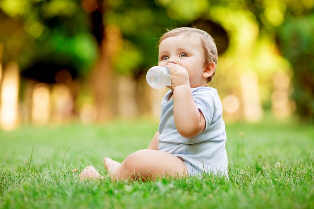 Mignon, bambin, garçon, bleu, Body, séance, herbe