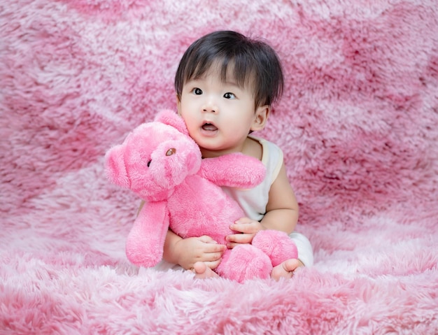 mignon de bébé garçon portant un débardeur avec un ours en peluche