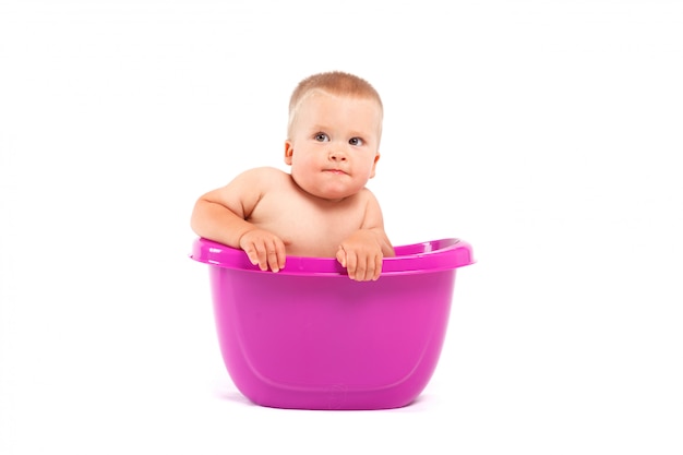 mignon bébé heureux prendre un bain dans la baignoire