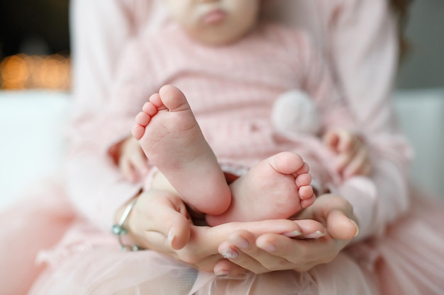 mignon bébé né pieds