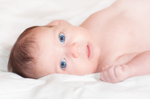 Photo mignon bébé nouveau-né aux yeux bleus