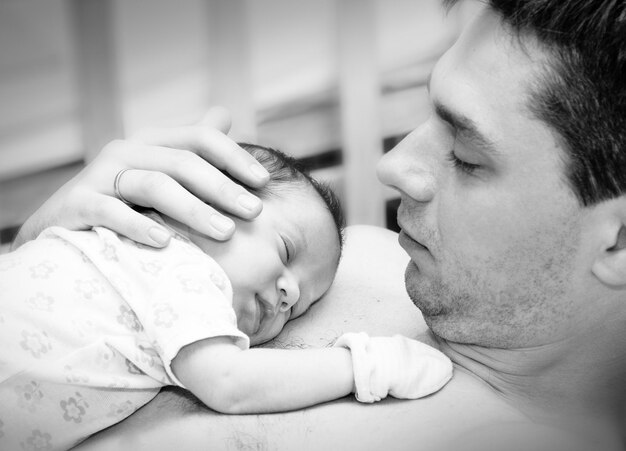 Mignon bébé nouveau-né aux yeux bleus