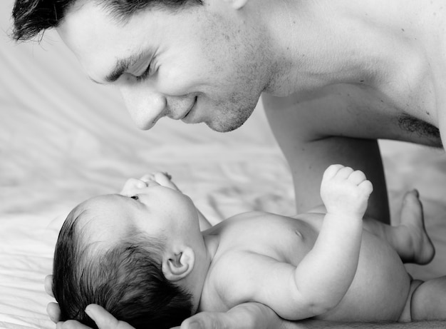 Photo mignon bébé nouveau-né aux yeux bleus