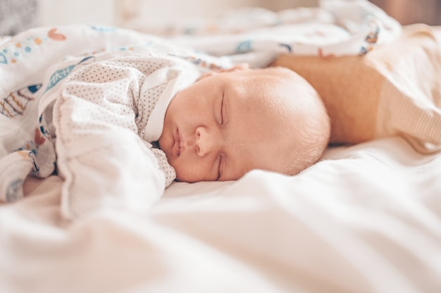 Mignon bébé nouveau-né garçon dormant dans un berceau. Enfant en bonne santé, concept d'hôpital et maternité heureuse. Garderie.