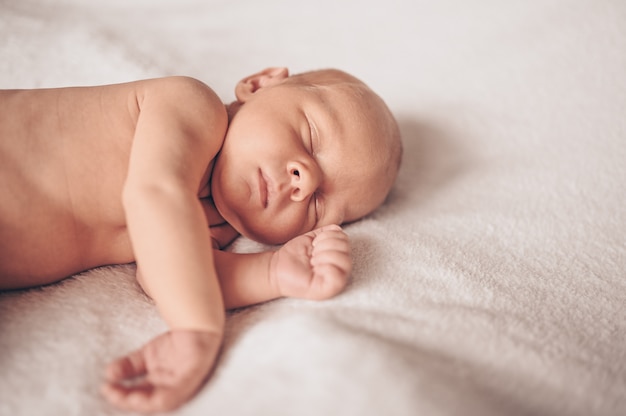 Mignon bébé nouveau-né garçon dormant dans un berceau. Enfant en bonne santé, concept d'hôpital et maternité heureuse. Garderie.